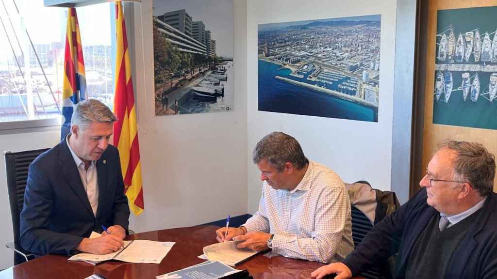 Momento de la firma del nuevo contrato del viaducto del canal del Gorg