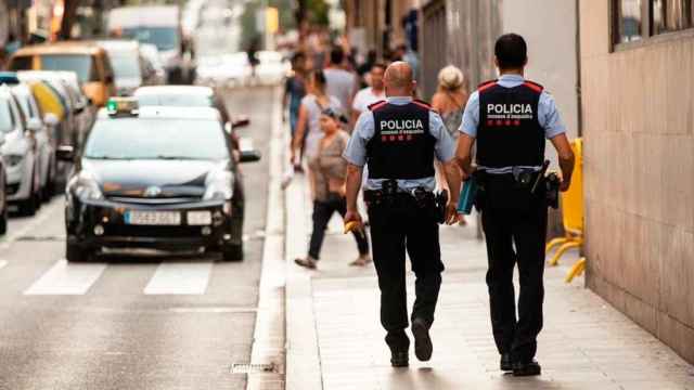 Dos agentes de los mossos en Barcelona