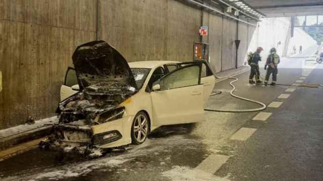 coche incendiado en un túnel de la ronda de Dalt