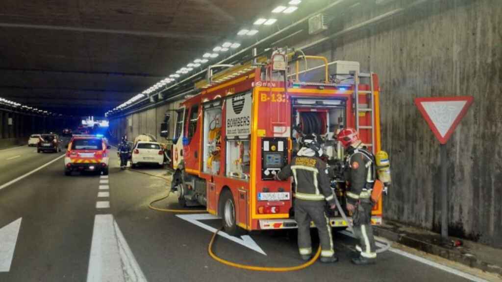 Los bomberos extinguen el incendio del vehículo