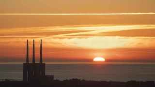 Las Tres Chimeneas de Sant Adrià de Besòs están de moda: del abandono a convertirse en epicentro cultural de Barcelona