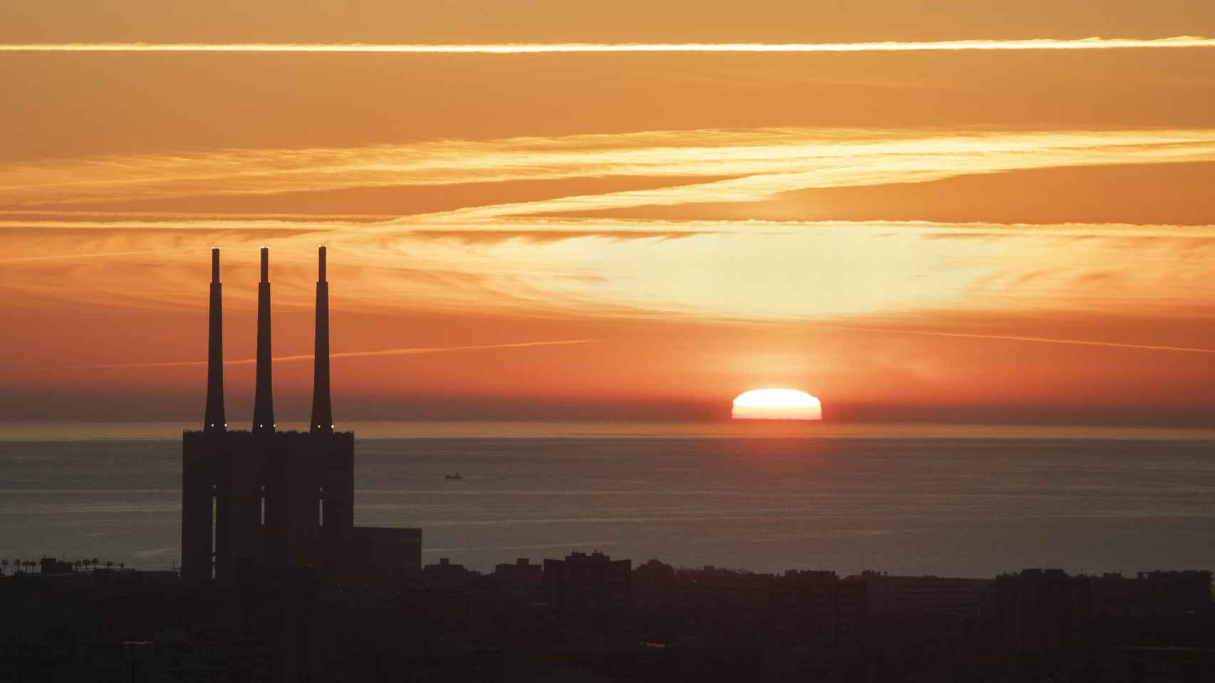 Amanecer en Barcelona con las Tres Chimeneas de Sant Adrià