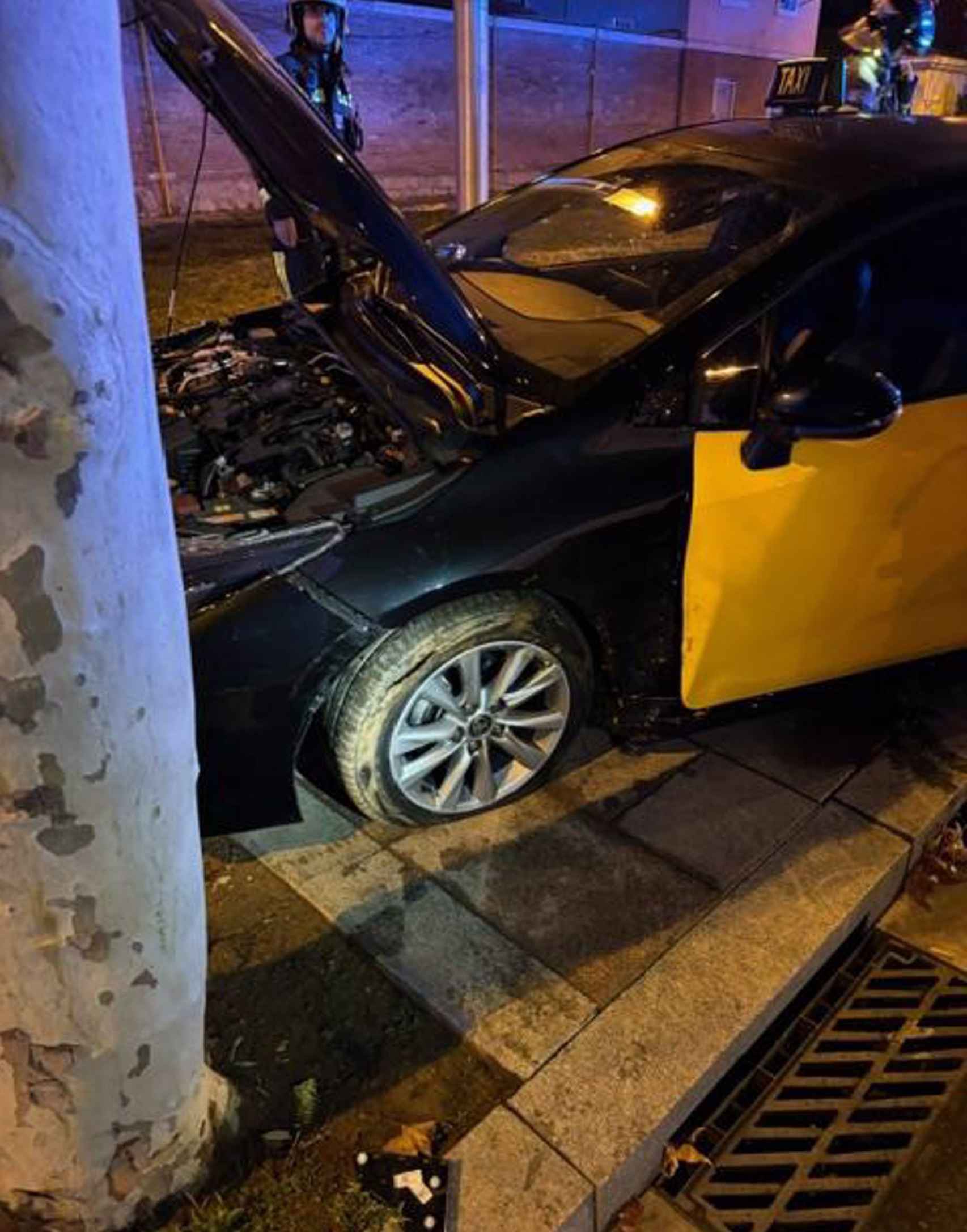 Taxi accidentado en la calle Casp en Barcelona, tras el robo