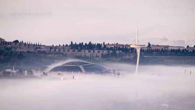 Niebla baja en la anilla olímpica de Montjuïc en Barcelona