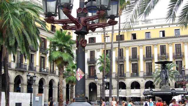 Farolas diseñadas por Antoni Gaudí en la plaza Reial de Barcelona, en el Gòtic