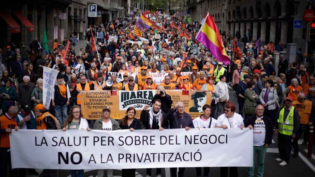 Cientos de personas protestan durante una manifestación contra la privatización de la sanidad en Barcelona