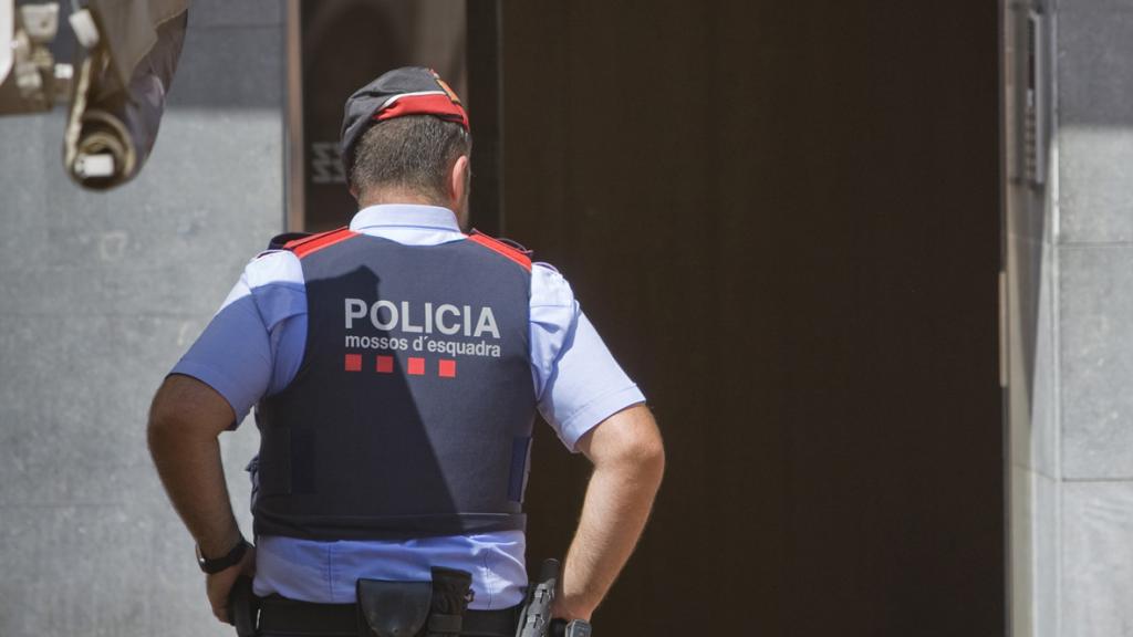 Un agente de los Mossos d'Esquadra en una operación