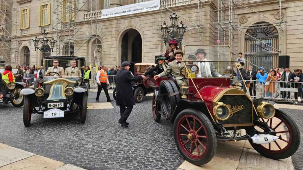 Vehículos de época en la plaza Sant Jaume de Barcelona