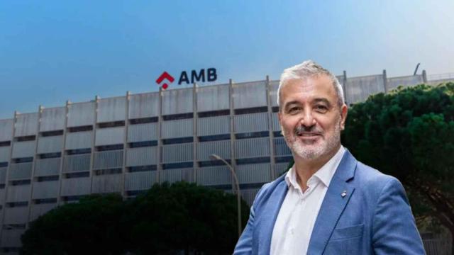 El alcalde de Barcelona, Jaume Collboni, con la sede del AMB detrás