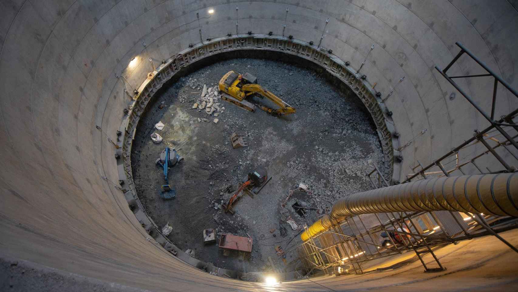 Maquinaria en las obras de la futura estación de Sarrià de la L9 del Metro