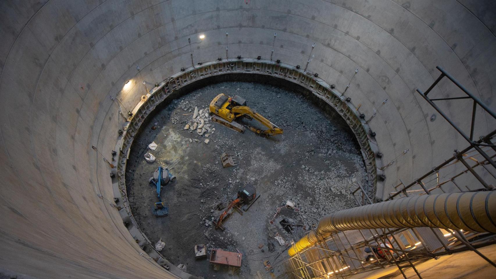 Maquinaria en las obras de la futura estación de Sarrià de la L9 del metro de Barcelona