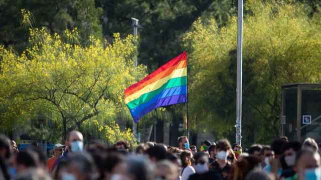 Una bandera LGTB en una manifestación en Barcelona