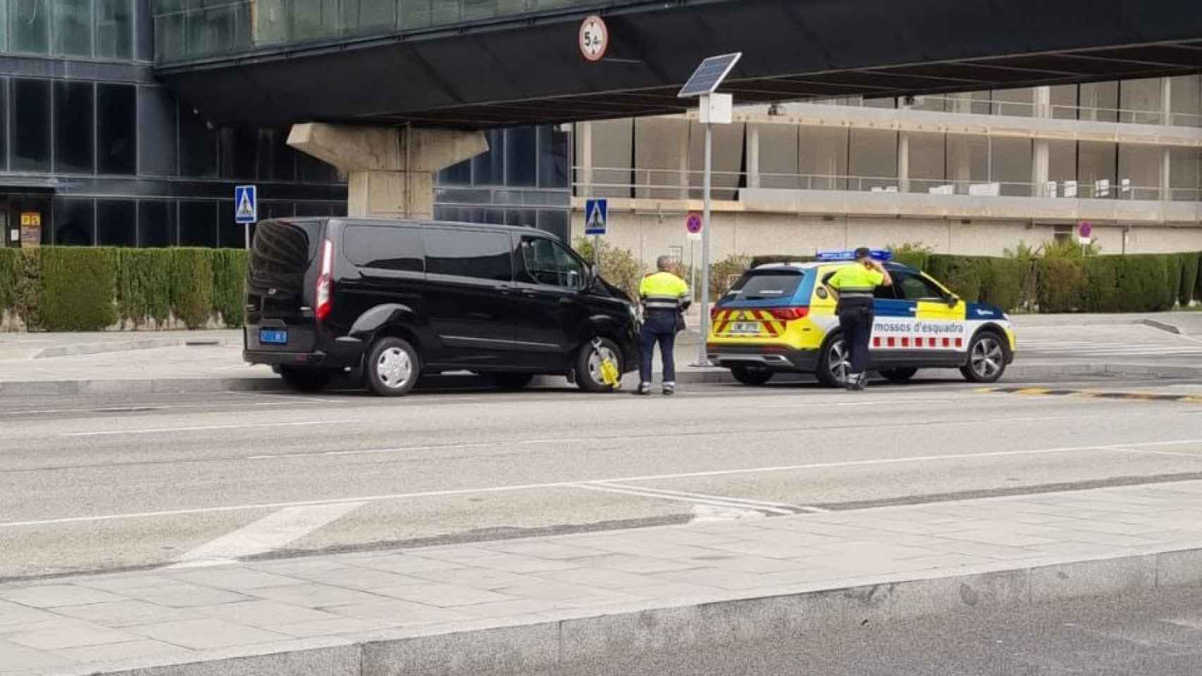 Un policía inmovilizando un vehículo VTC