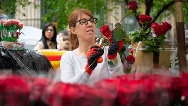 Una paradista de rosas en una edición de Sant Jordi
