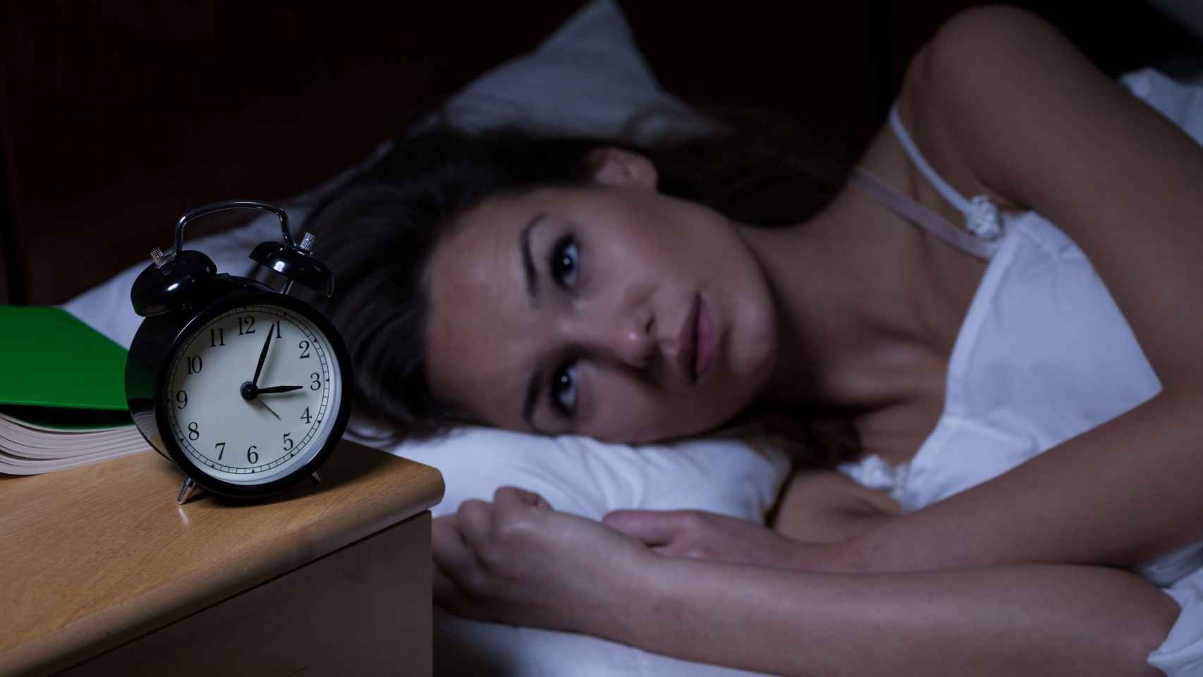 Una mujer despierta a altas horas de la noche