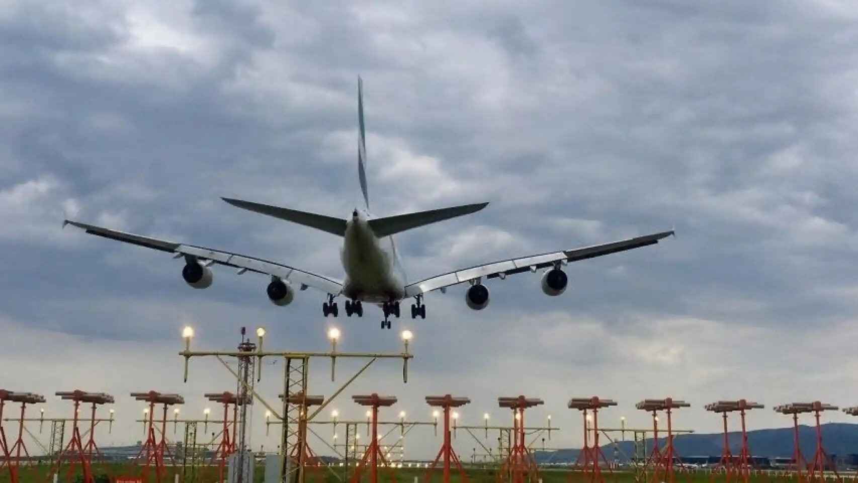 Avión aterrizando en el Aeropuerto de Barcelona-El Prat