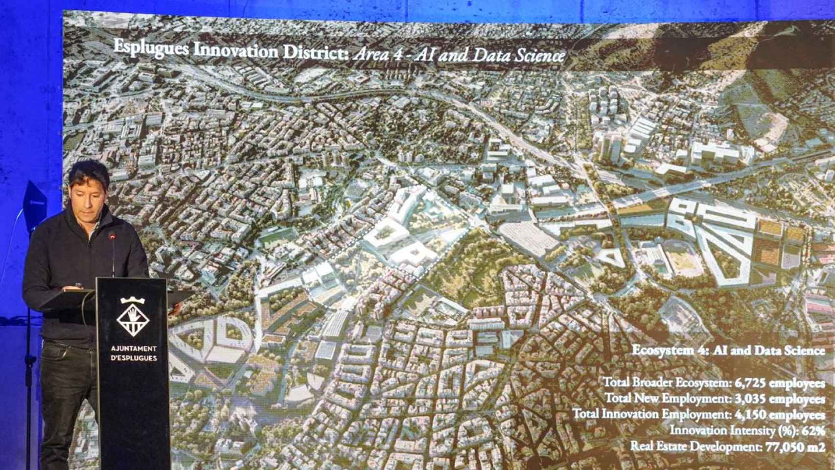 El urbanista Ramon Gras, junto con el mapa metropolitano, en el espacio Corberó de Esplugues