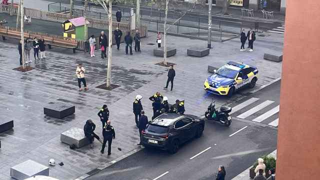Agentes de la Policía Local de Sant Adrià reduciendo a un hombre en la plaza de la Vila