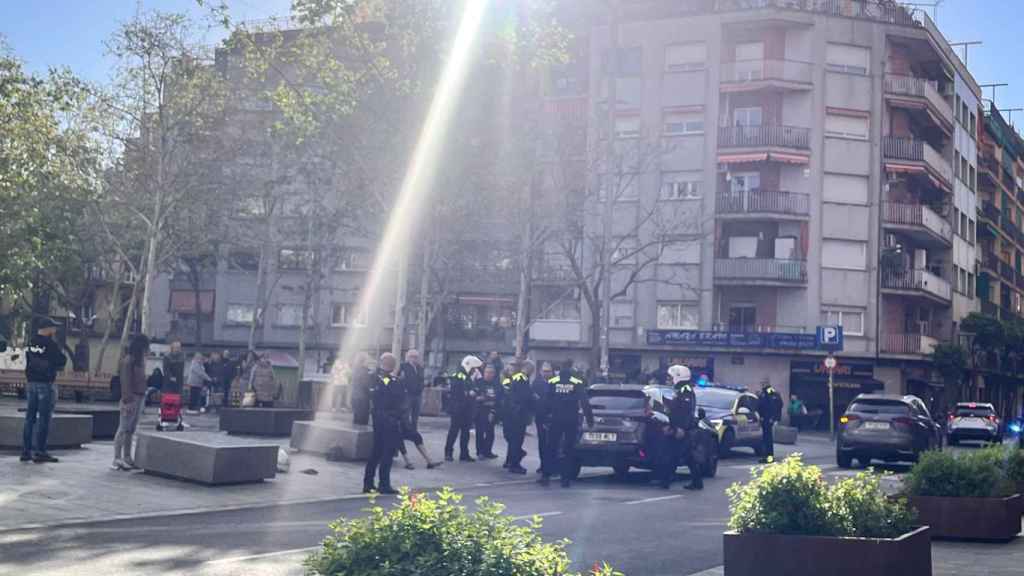 Accidente con pelea en la plaza de la Vila de Sant Adrià