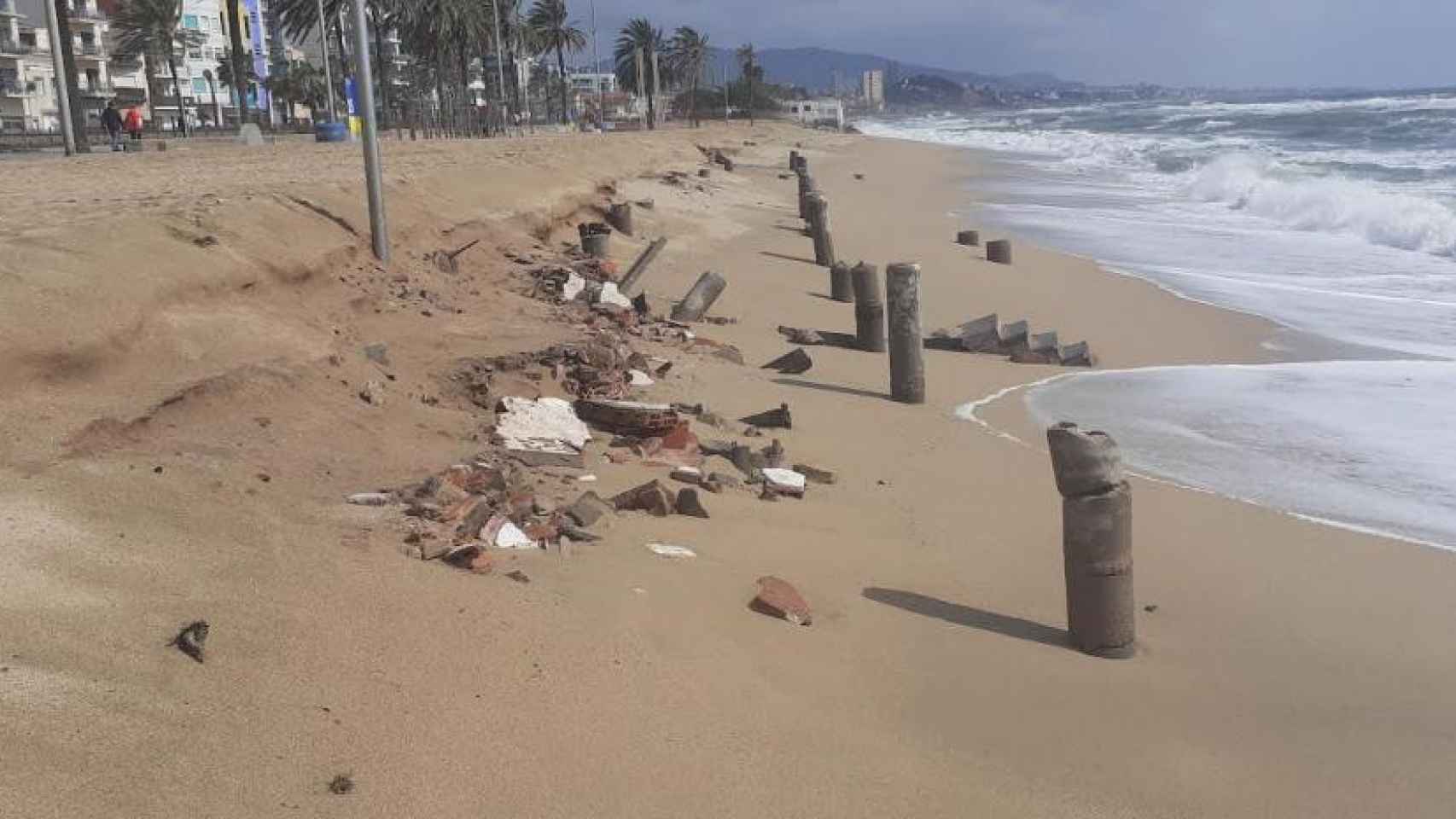 Badalona comenzará a retirar  los restos de edificios en sus playas en abril