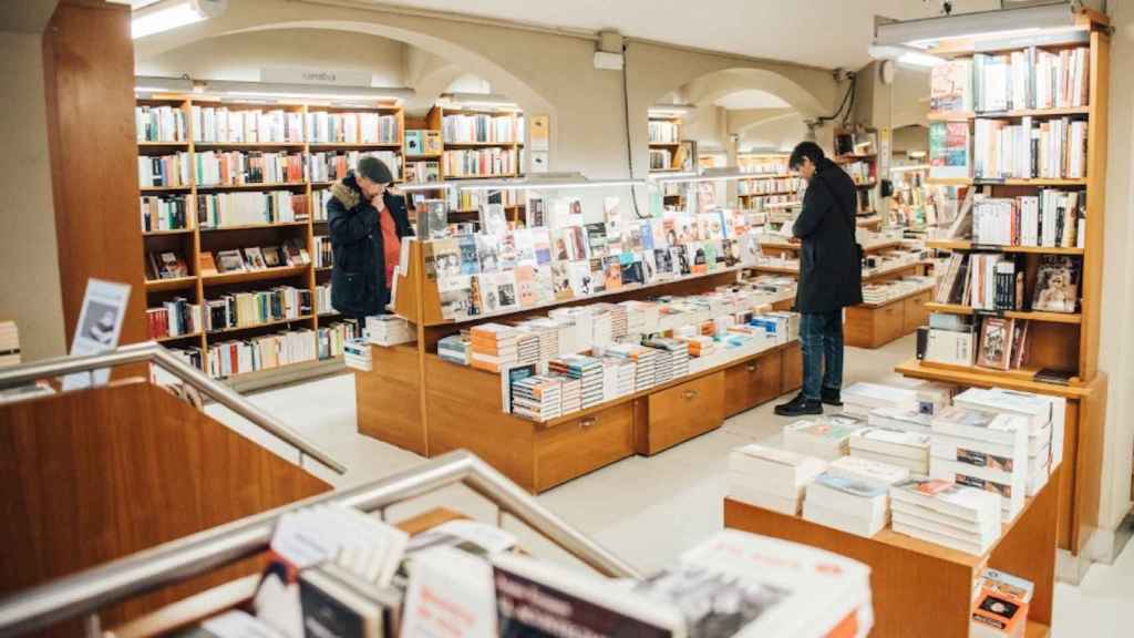 Interior de la librería Laie en la calle Pau Claris