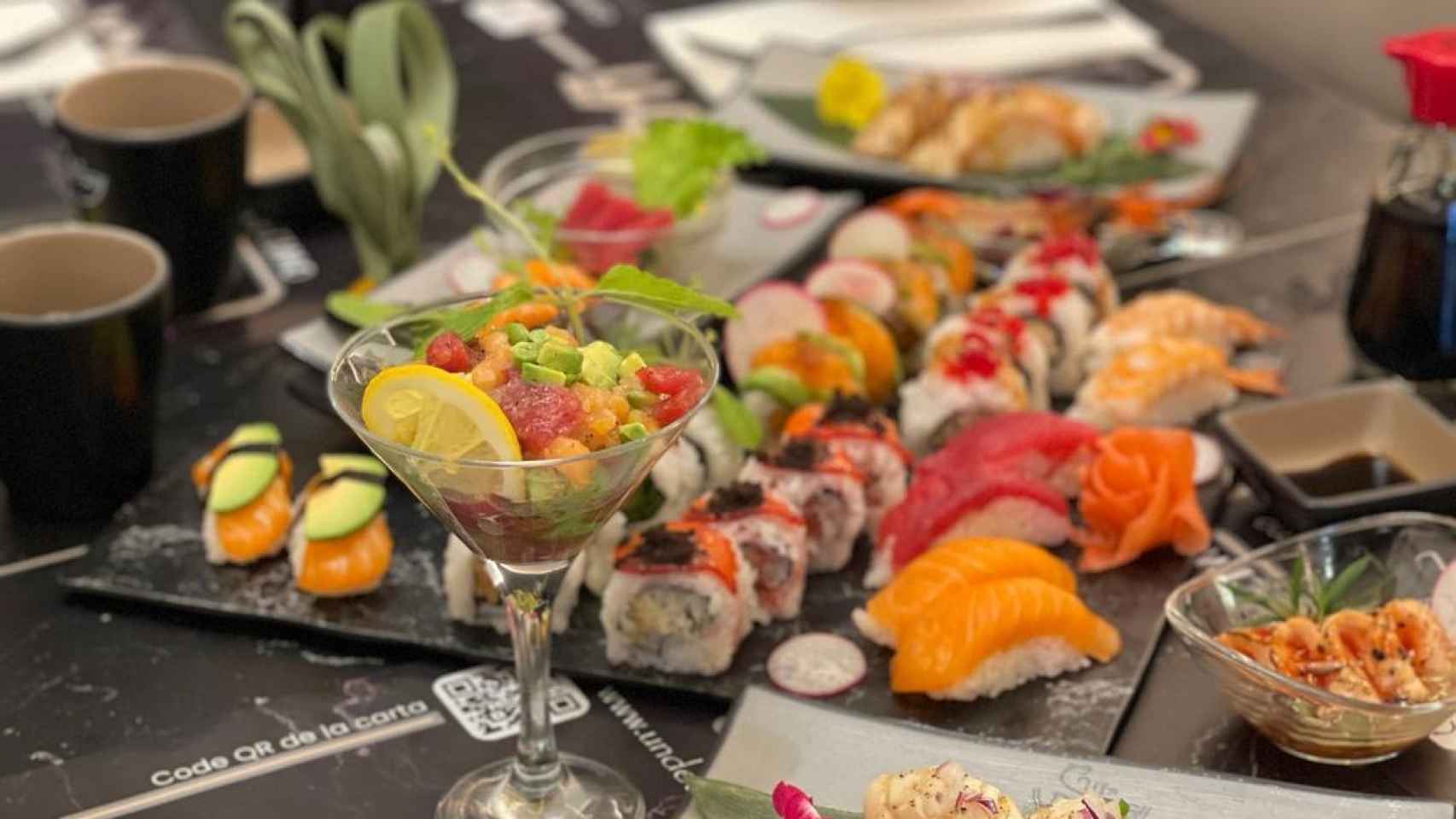 Variedad de sushi de UnDécimo, la cadena de buffet libre de Barcelona