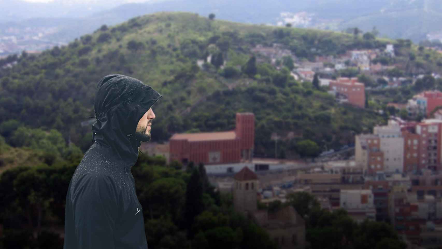 Fotomontaje de un hombre con capucha en el Carmel