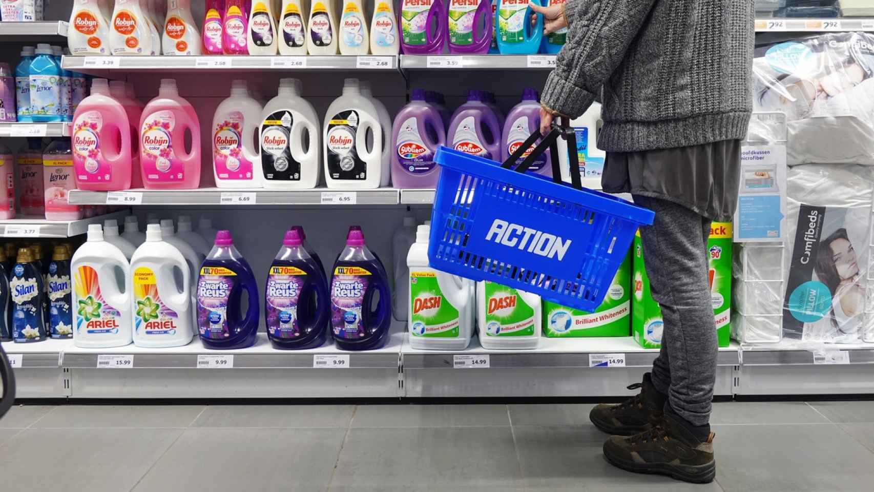 Una persona comprando en el supermercado ‘low-cost’ Action, en Barcelona