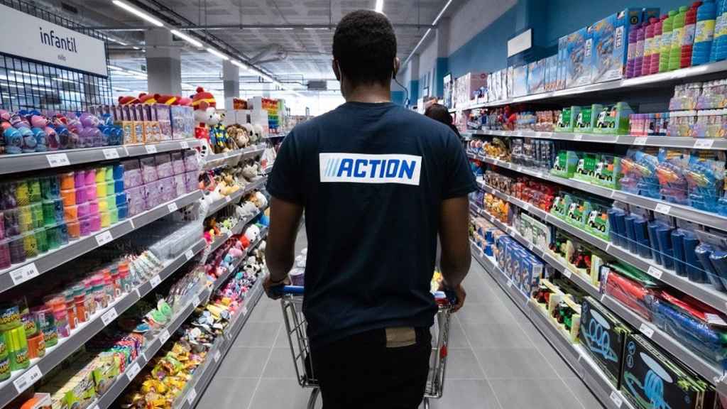 Una persona comprando en el supermercado ‘low-cost’ Action, en Barcelona