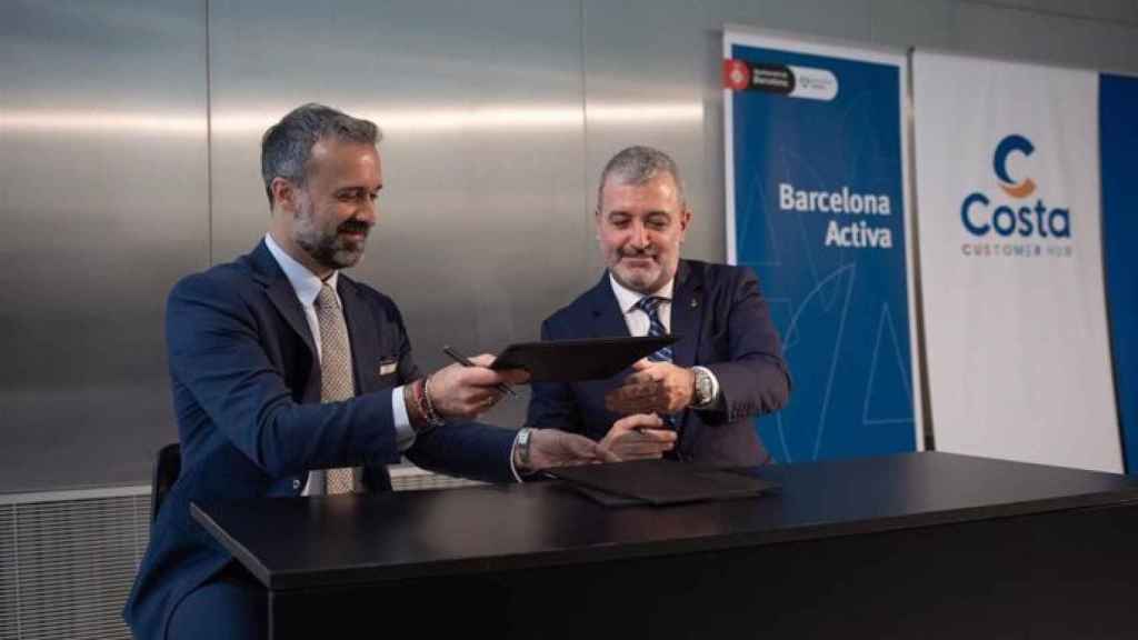 El alcalde Jaume Collboni (entonces primer teniente y presidente de Barcelona Activa) y el presidente de Costa Cruceros, Mario Zanetti, en la firma del convenio de colaboración