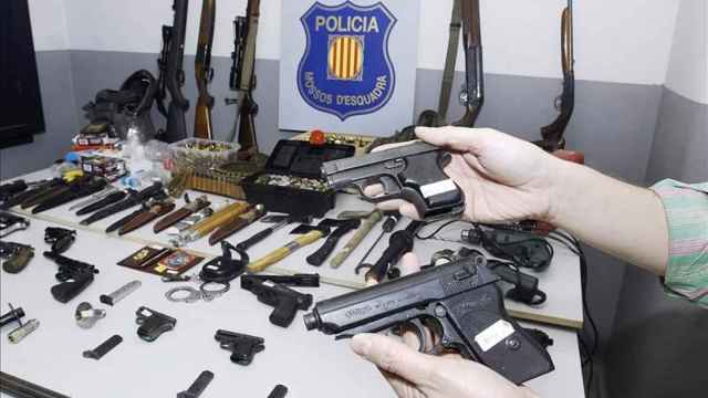 Una operación de mossos desarticula un arsenal de armas en Barcelona