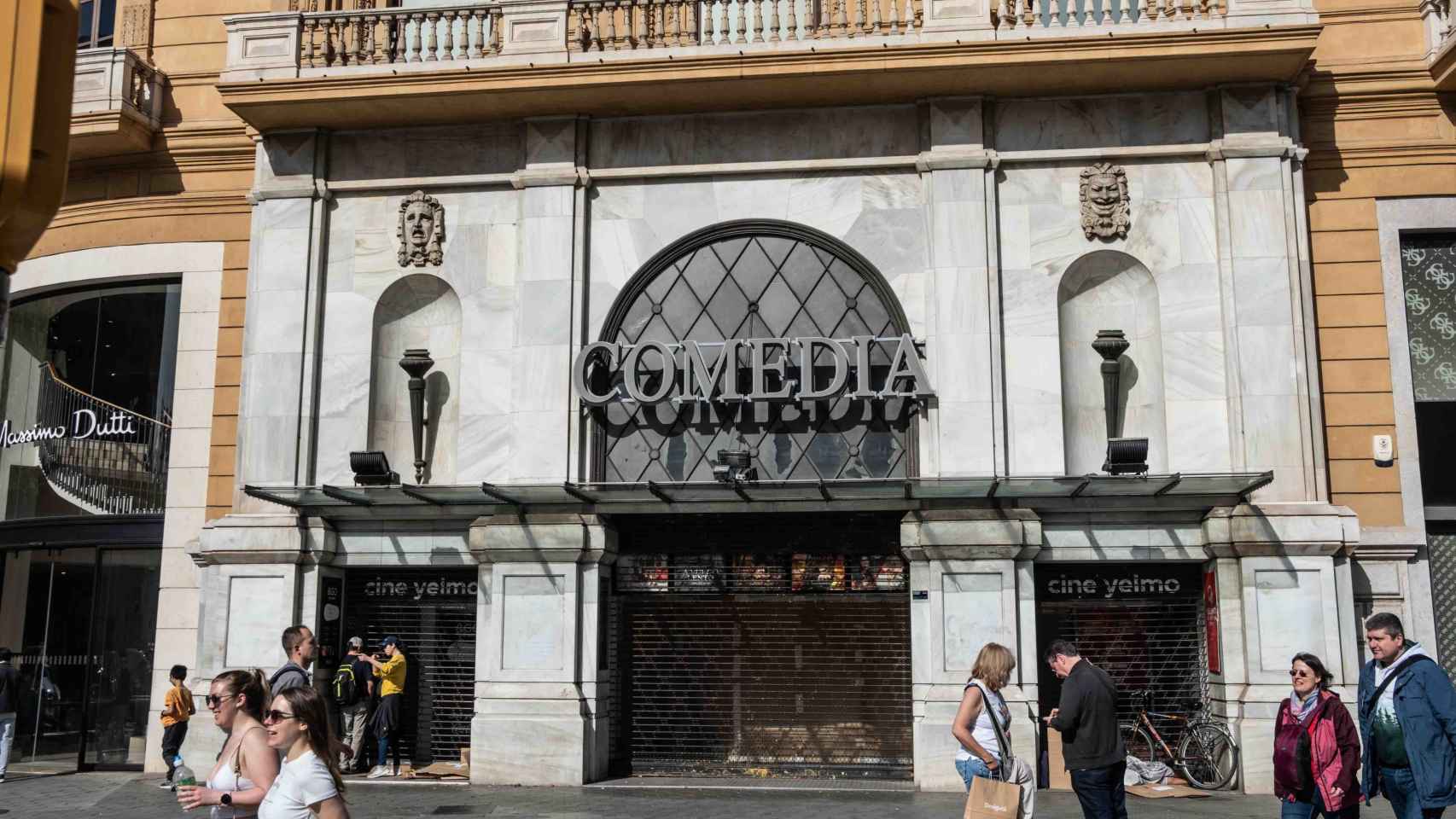 Entrada tapiada del cine Comèdia de Barcelona