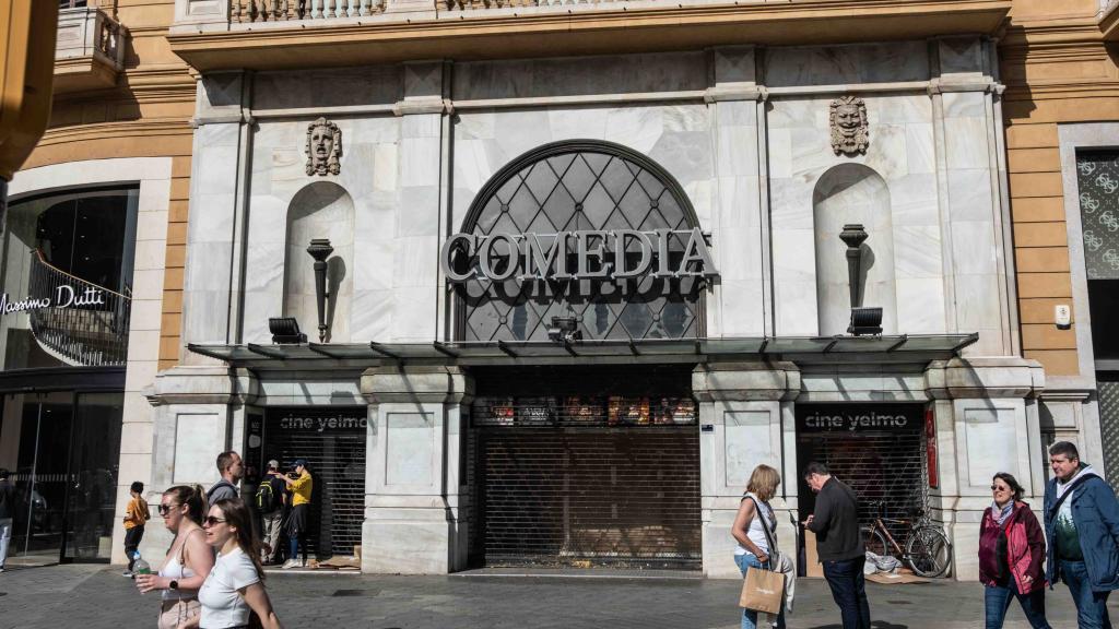 Entrada tapiada del cine Comèdia de Barcelona