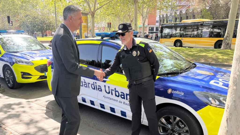 Xavier García Albiol, alcalde de Badalona, saludando a un agente de la GUB