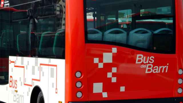 Un bus de barrio circula por Barcelona