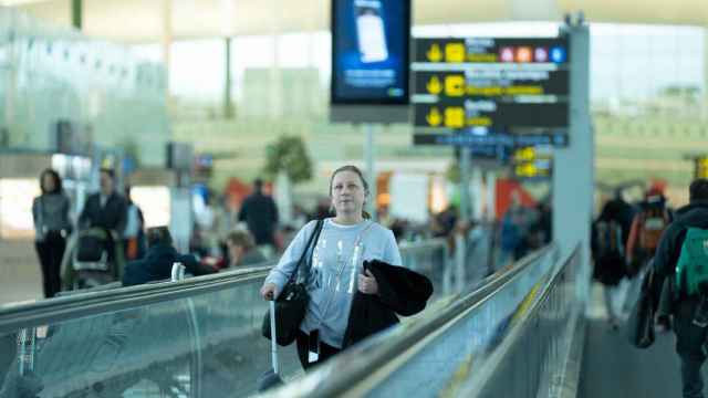Una mujer en el aeropuerto de Barcelona