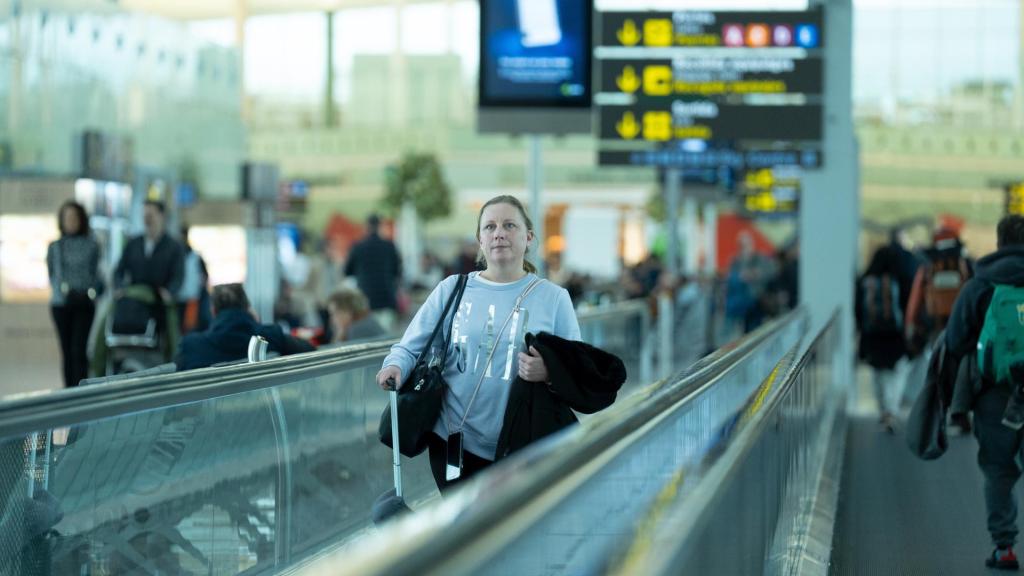 Una mujer en el aeropuerto de Barcelona