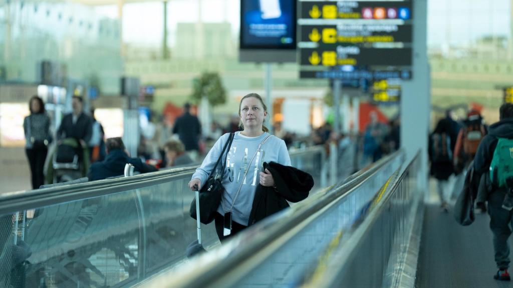 Una mujer en el aeropuerto de Barcelona