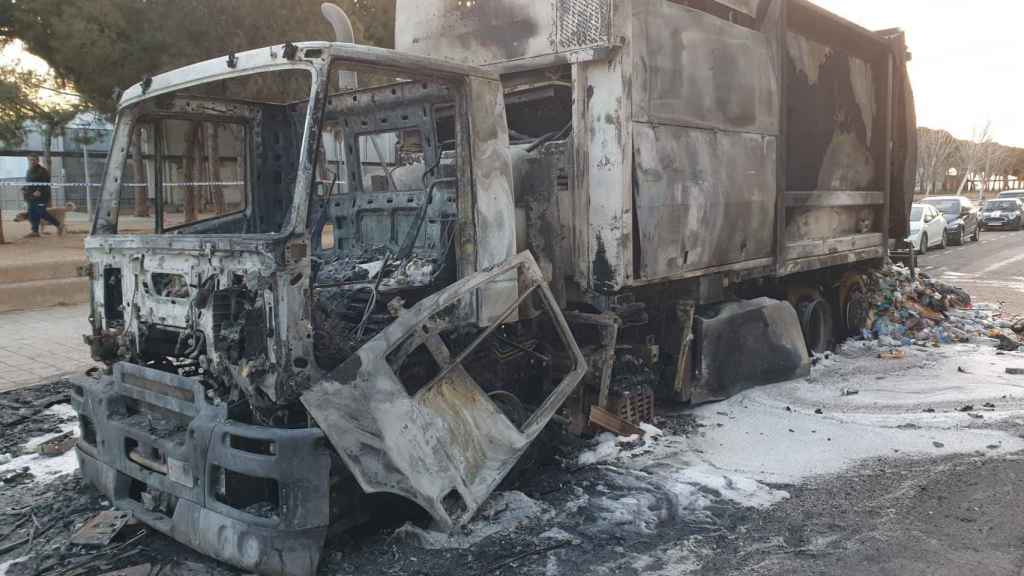 El camión de la basura calcinado por las llamas en Sant Adrià
