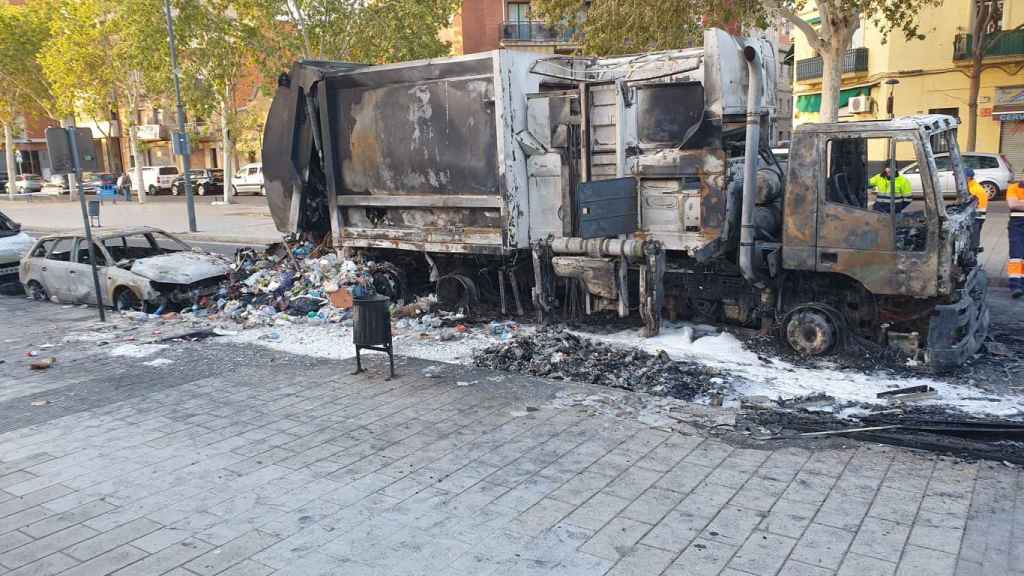 El camión de la basura calcinado por las llamas en Sant Adrià