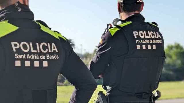 Dos agentes de la Policía Local de Sant Adrià y Santa Coloma en el río Besòs