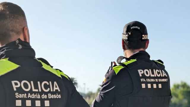 Dos agentes de la Policía Local de Sant Adrià y Santa Coloma en el río Besòs