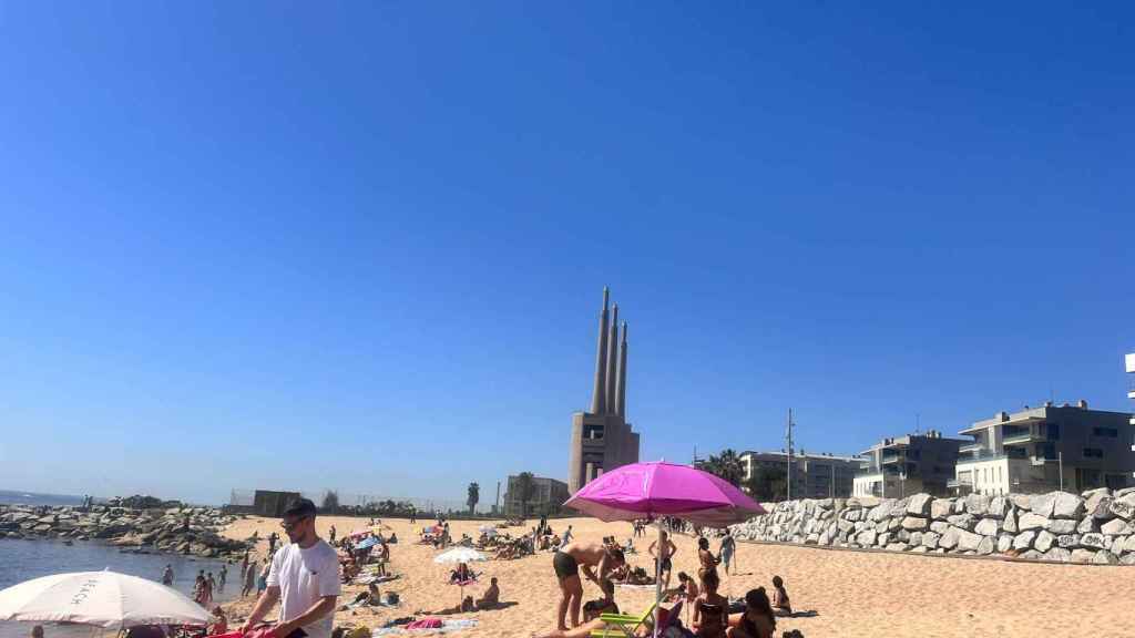 La playa de la Mora de Badalona este domingo