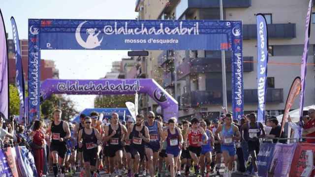 Miles de corredores desbordan Badalona por la cursa solidaria de los Mossos d'Esquadra