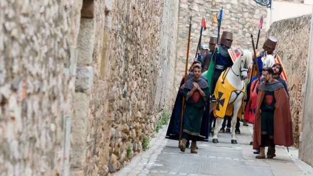 Varias personas disfrazadas para el mercadillo medieval de Montblanc