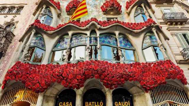 La Casa Batlló llena de rosas durante una Diada de Sant Jordi