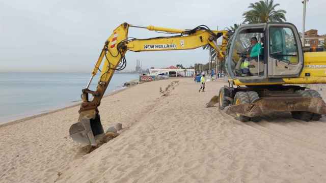 Comienzan a desmantelar las cimentaciones de las playas de Badalona tras los temporales