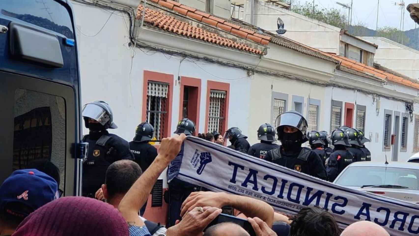 Los Mossos d'Esquadra durante el desalojo de una vivienda en Can Peguera