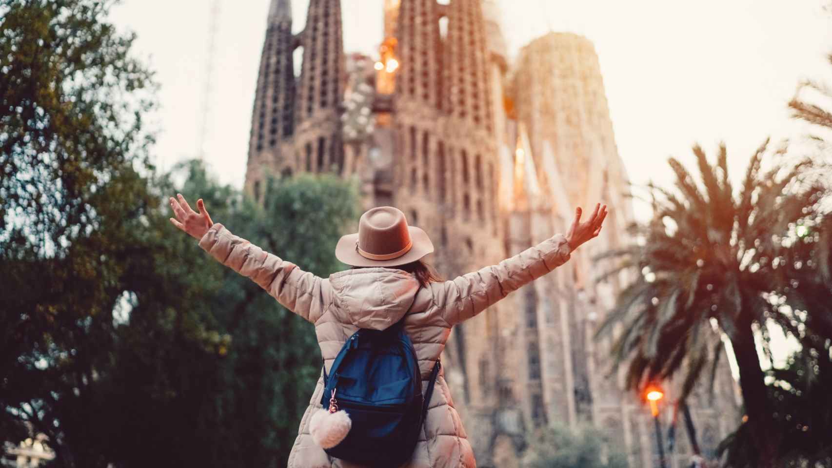 Una mujer frente a la Sagrada Família de Barcelona en una imagen de archivo