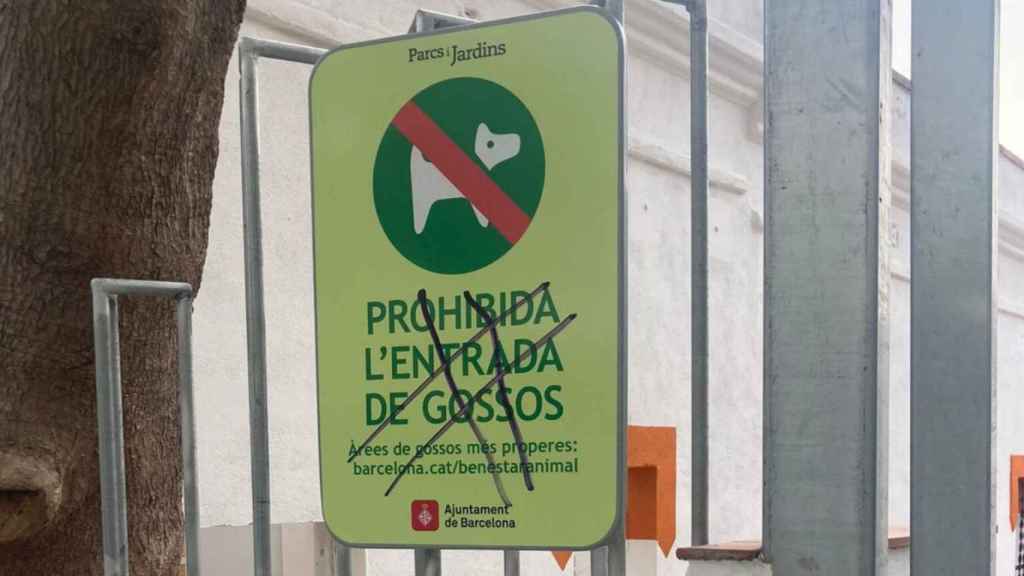 Carteles vandalizados en el nuevo parque de la Colònia Castells